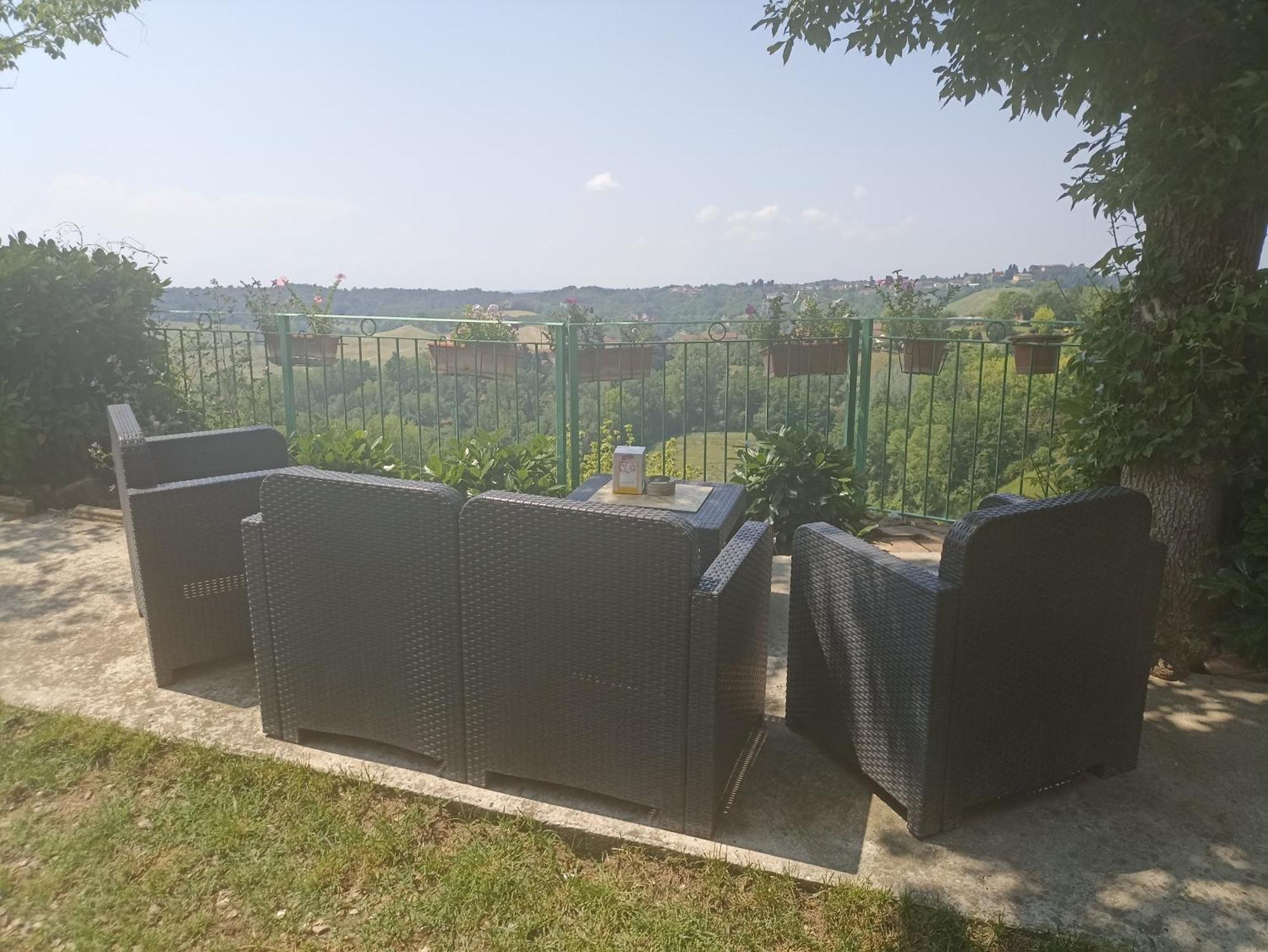 아스티 La Terrazza Mombarone 게스트하우스 외부 사진
